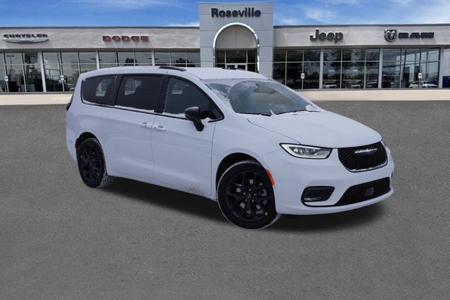 2026 Chrysler Pacifica Select's photo