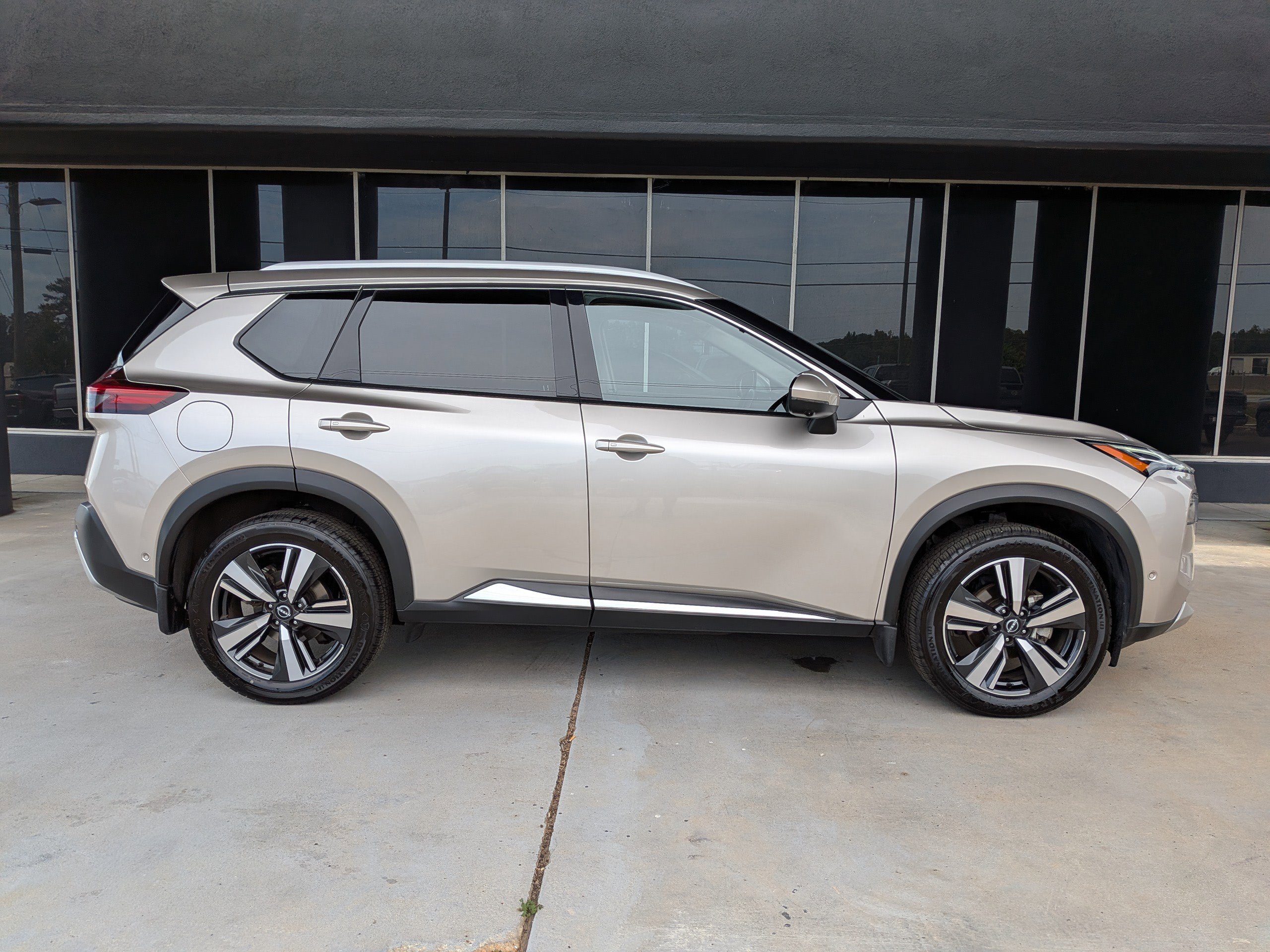 2023 Nissan Rogue Platinum photo 2