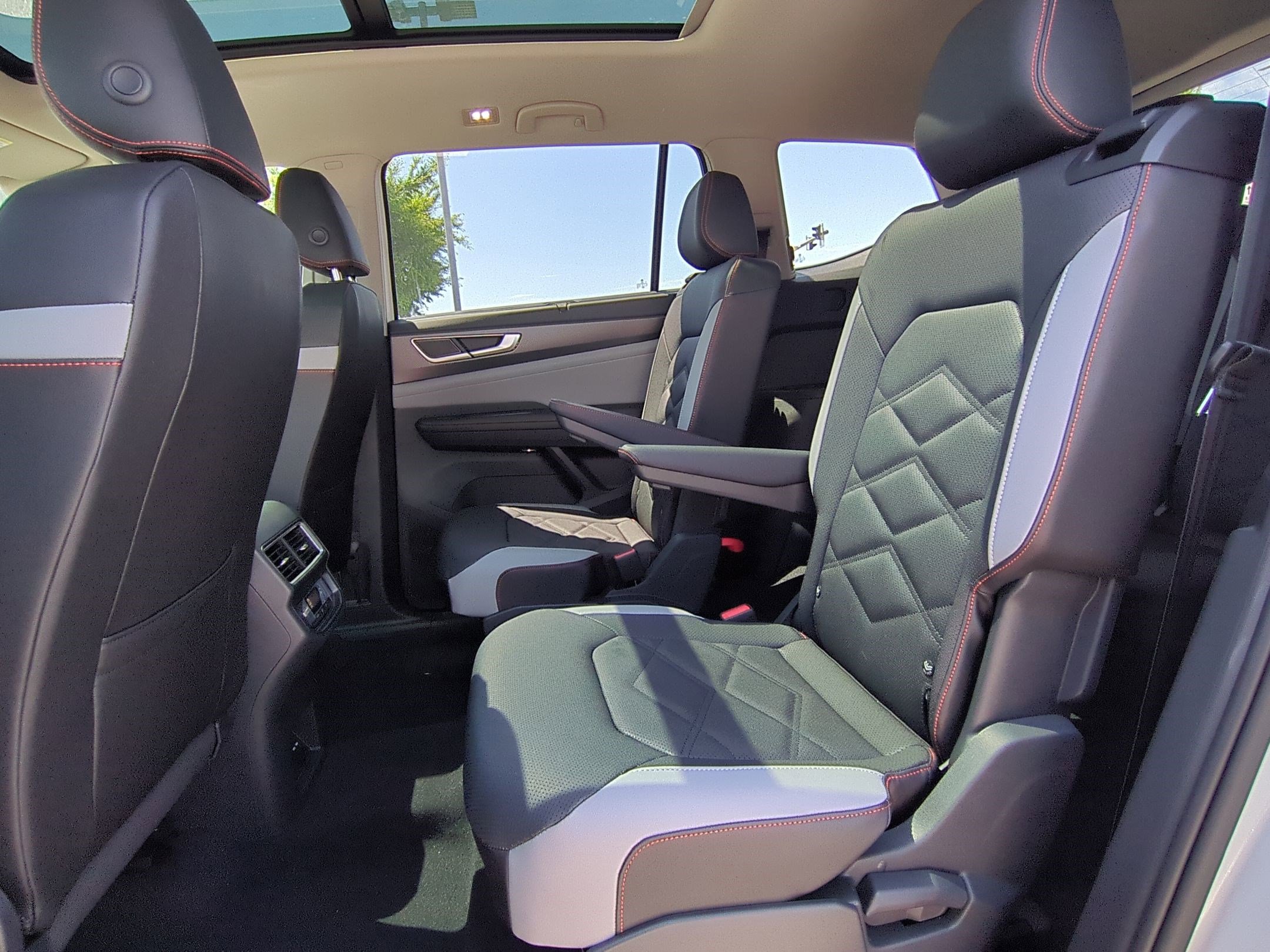 2025 Volkswagen Atlas Peak Edition SE photo 15