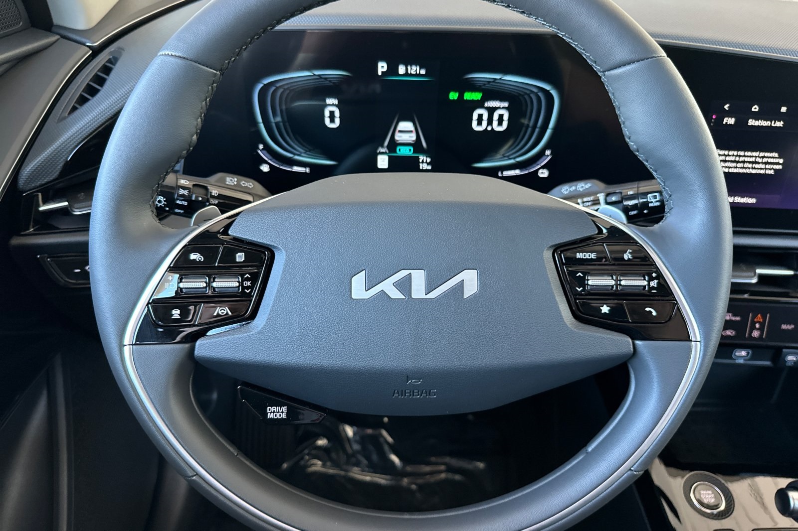 2025 Kia Niro SX Touring photo 18