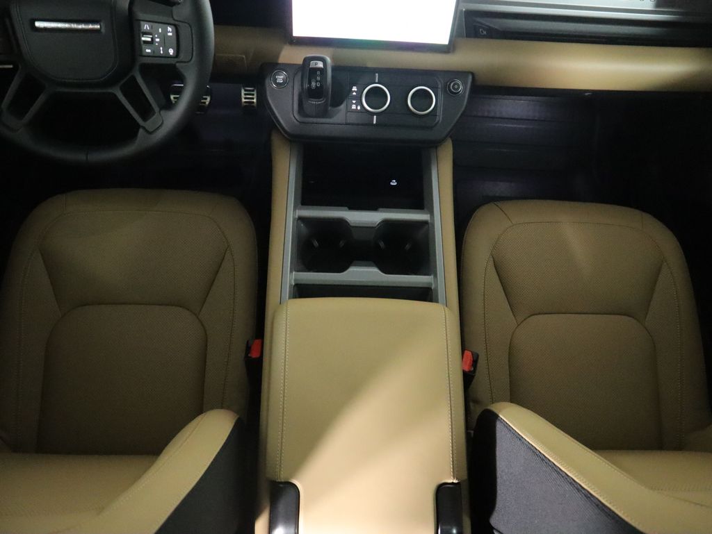 2025 Land Rover Defender 130 V8 photo 17