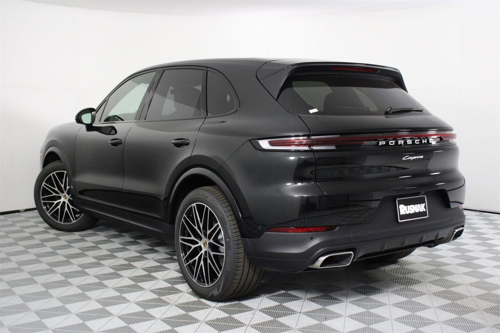 2025 Porsche Cayenne photo 2