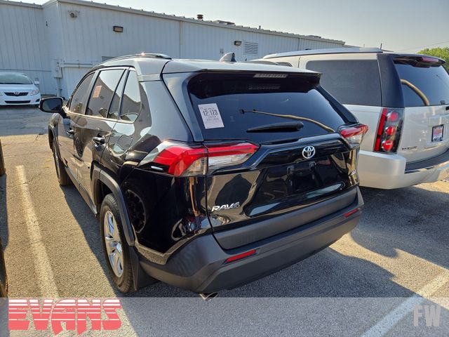 2020 Toyota RAV4 XLE photo 3