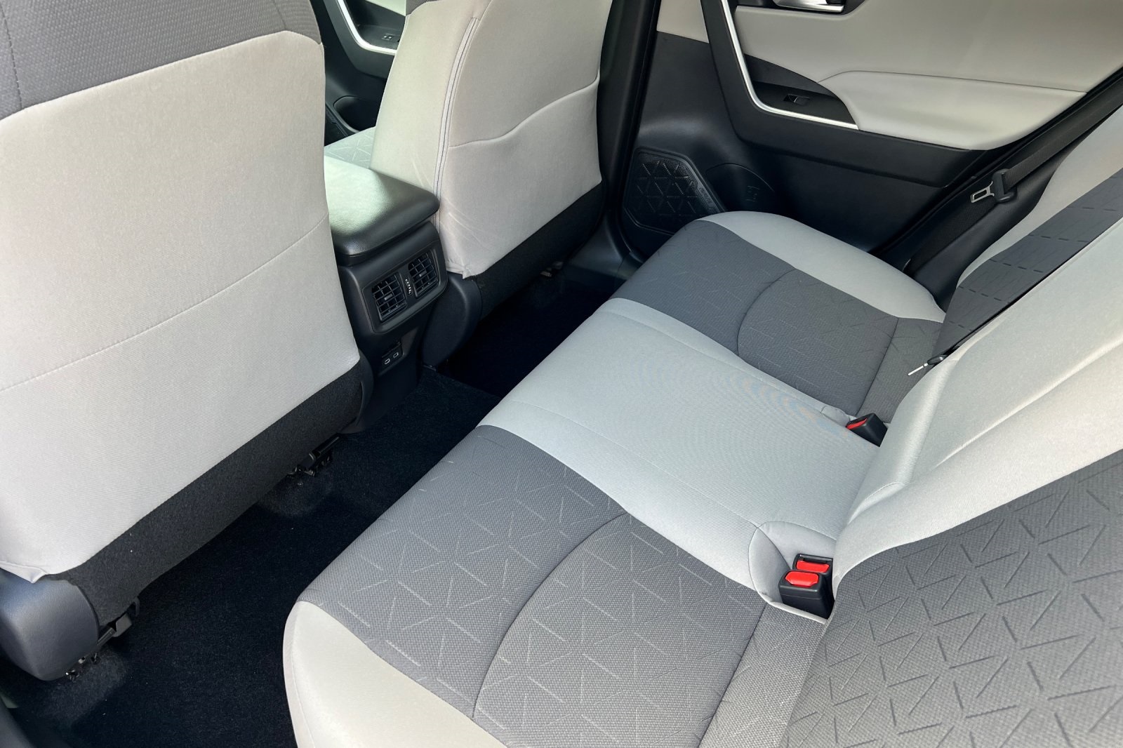 2025 Toyota RAV4 XLE photo 3