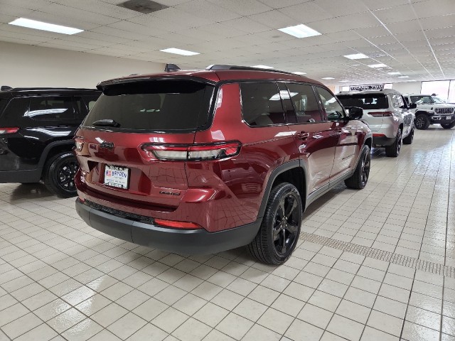 2025 Jeep Grand Cherokee Limited photo 3