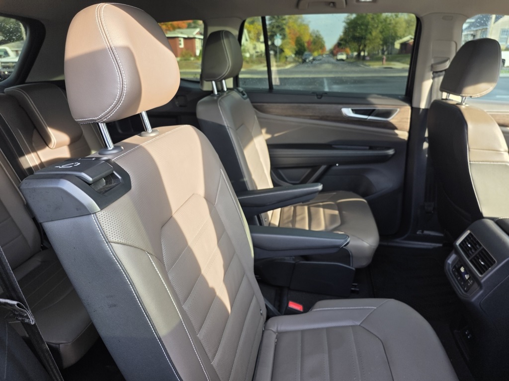 2024 Volkswagen Atlas SEL photo 2