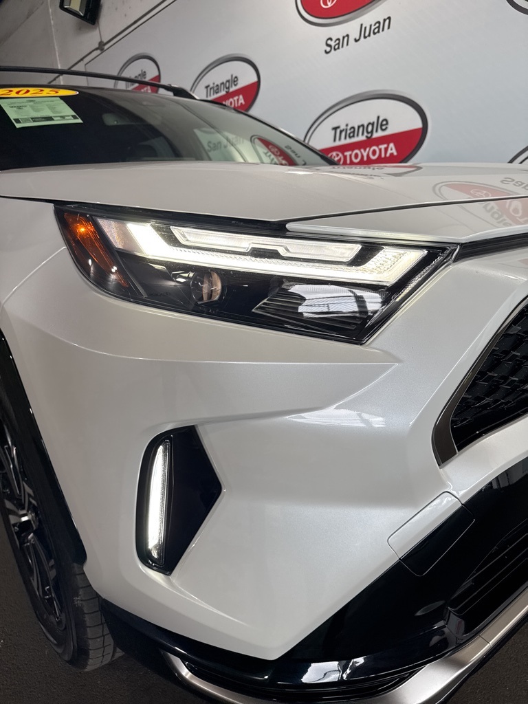 2025 Toyota RAV4 Hybrid XSE photo 13