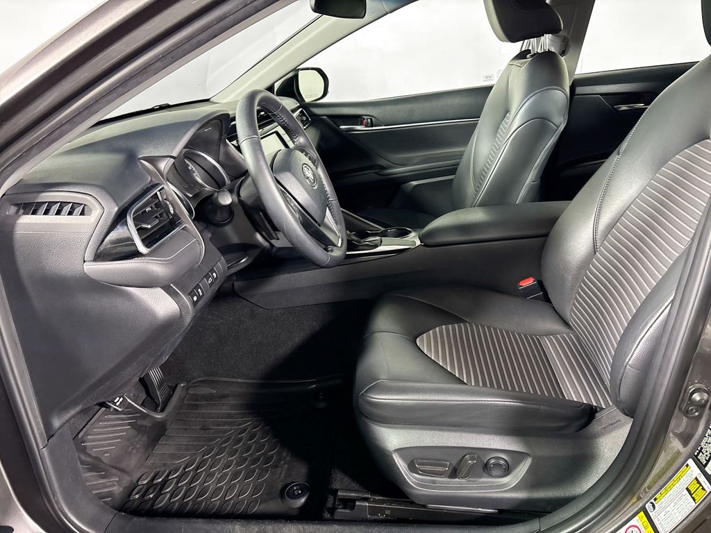 2018 Toyota Camry SE photo 11