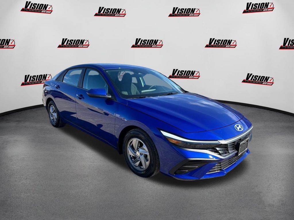 2024 Hyundai Elantra SE photo 3