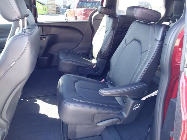 2025 Chrysler Pacifica photo 6