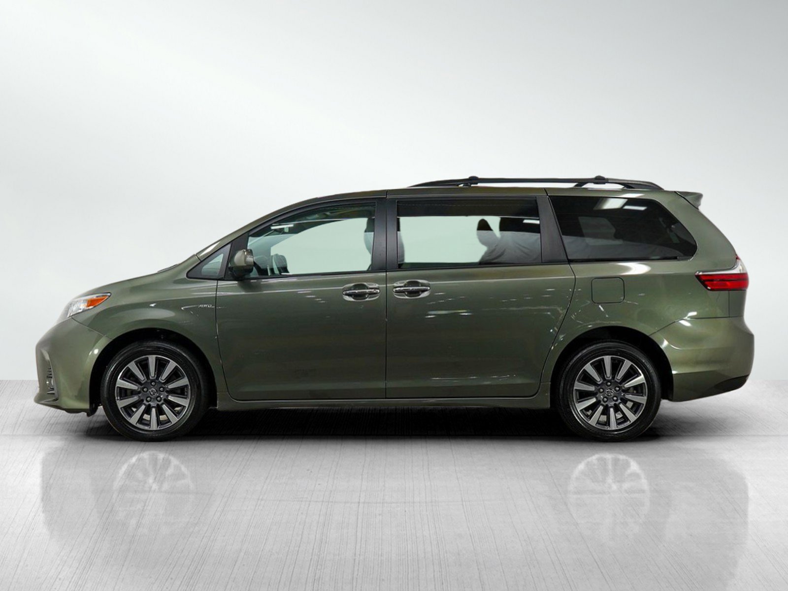 Used 2018 Toyota Sienna XLE with VIN 5TDDZ3DC1JS188863 for sale in Burnsville, Minnesota