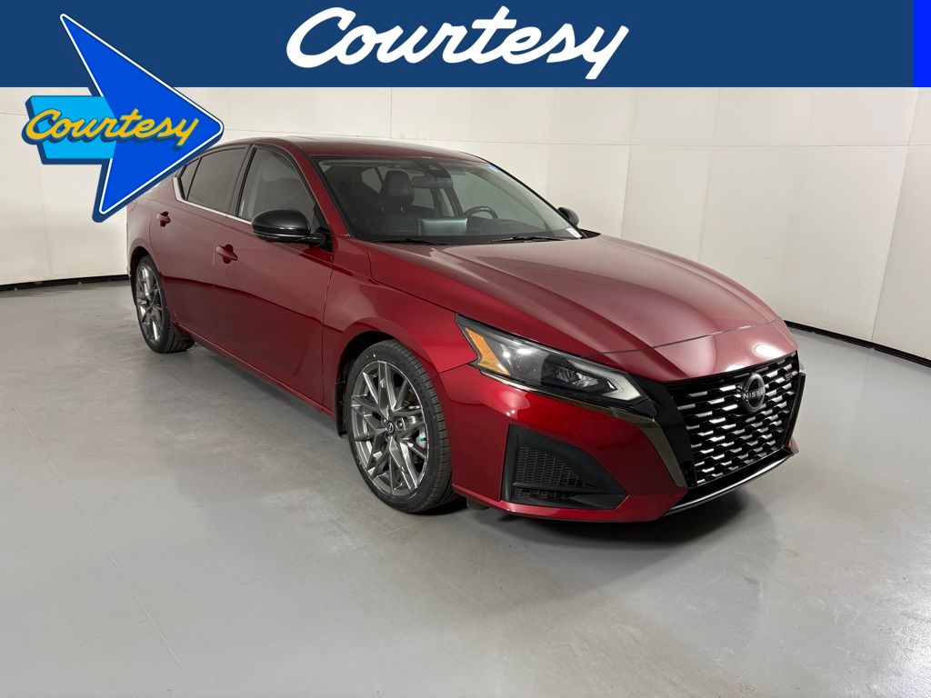 2023 Nissan Altima SR's photo