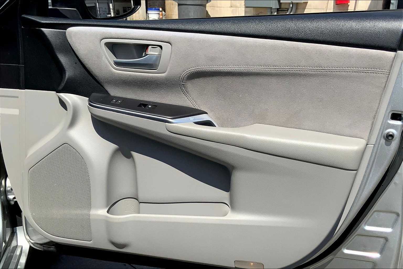 2017 Toyota Camry XSE photo 21