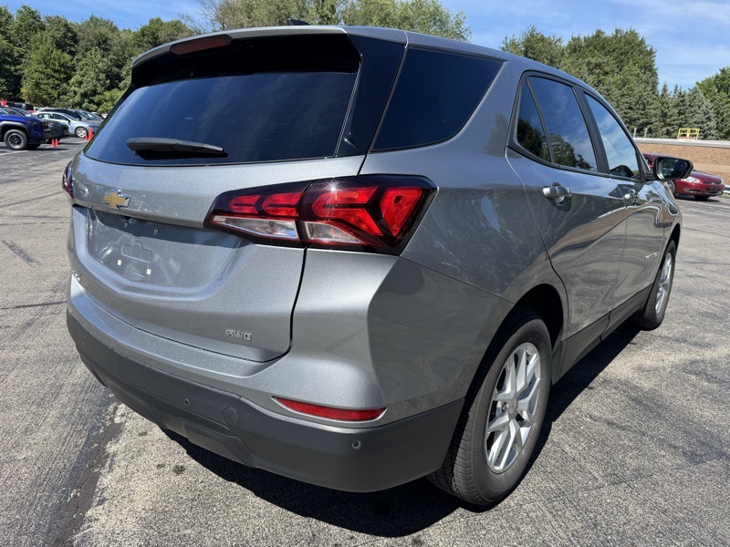 2023 Chevrolet Equinox LS photo 3