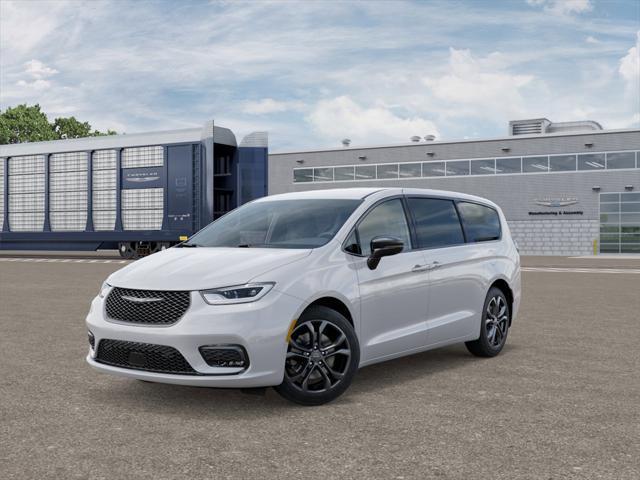 2026 Chrysler Pacifica Select's photo
