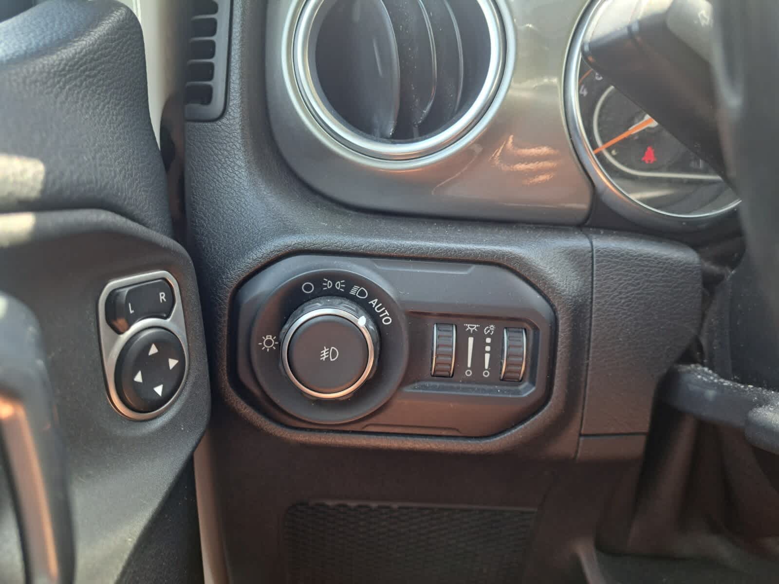 2019 Jeep Wrangler Unlimited Sahara photo 16
