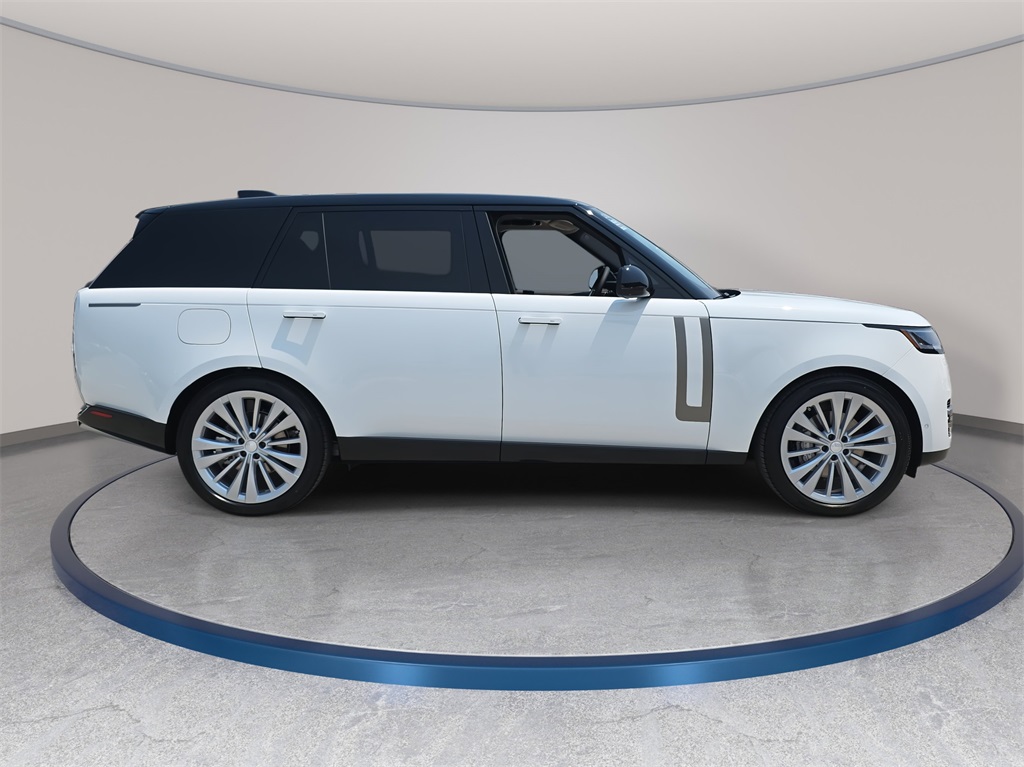 2025 Land Rover Range Rover SE photo 4