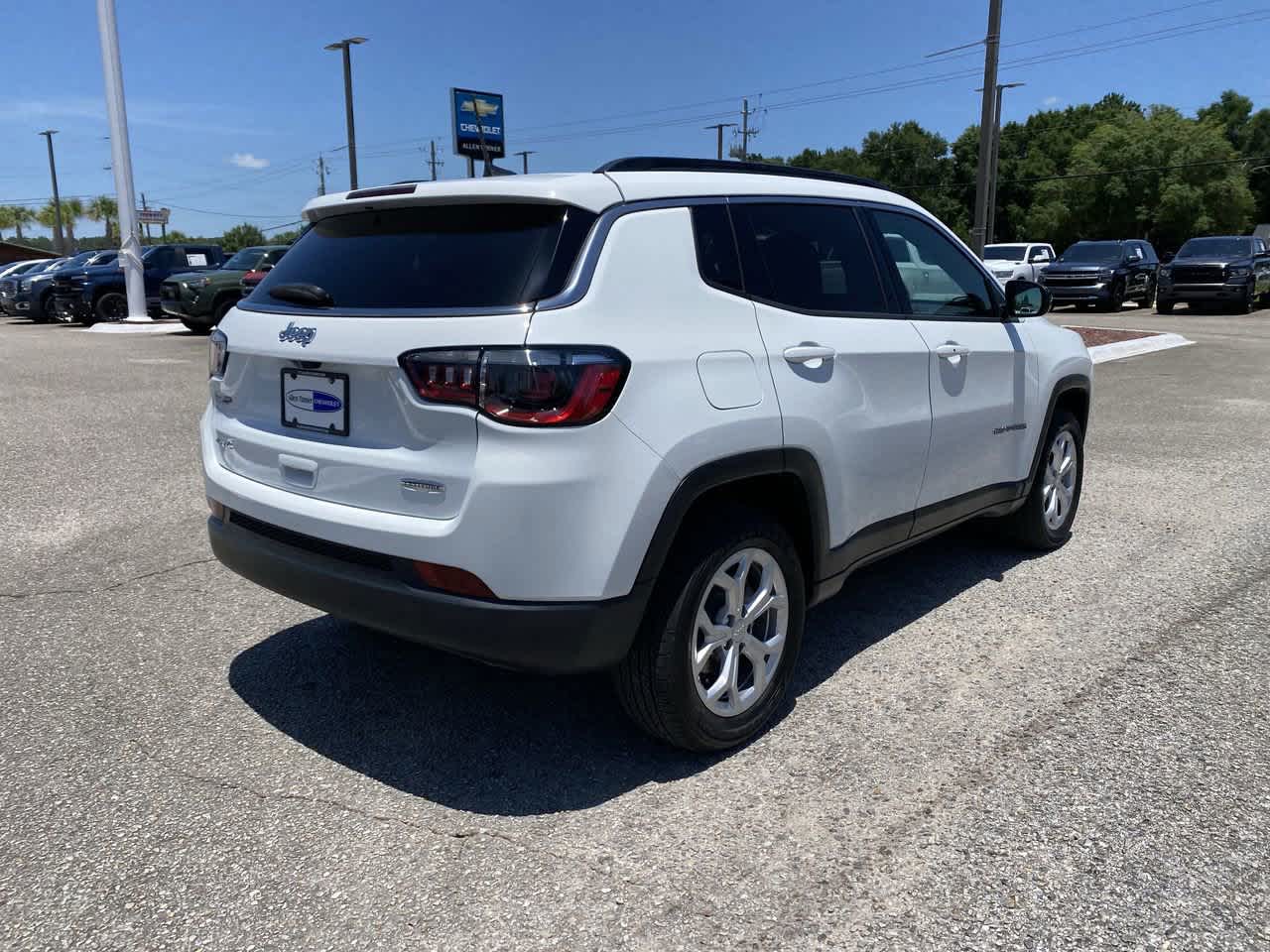 2024 Jeep Compass Latitude photo 3