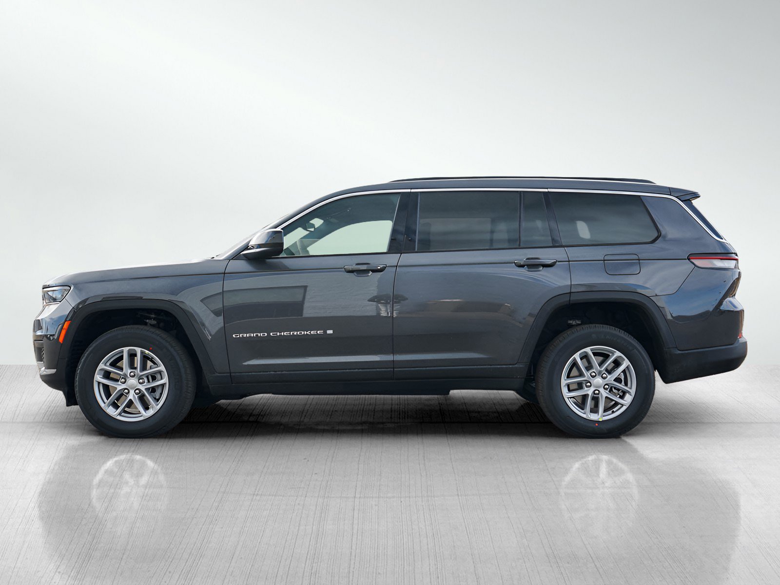 2025 Jeep Grand Cherokee Laredo photo 3