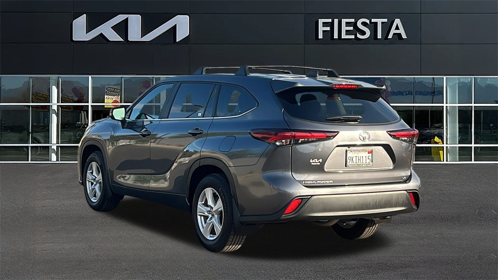 2024 Toyota Highlander LE photo 3