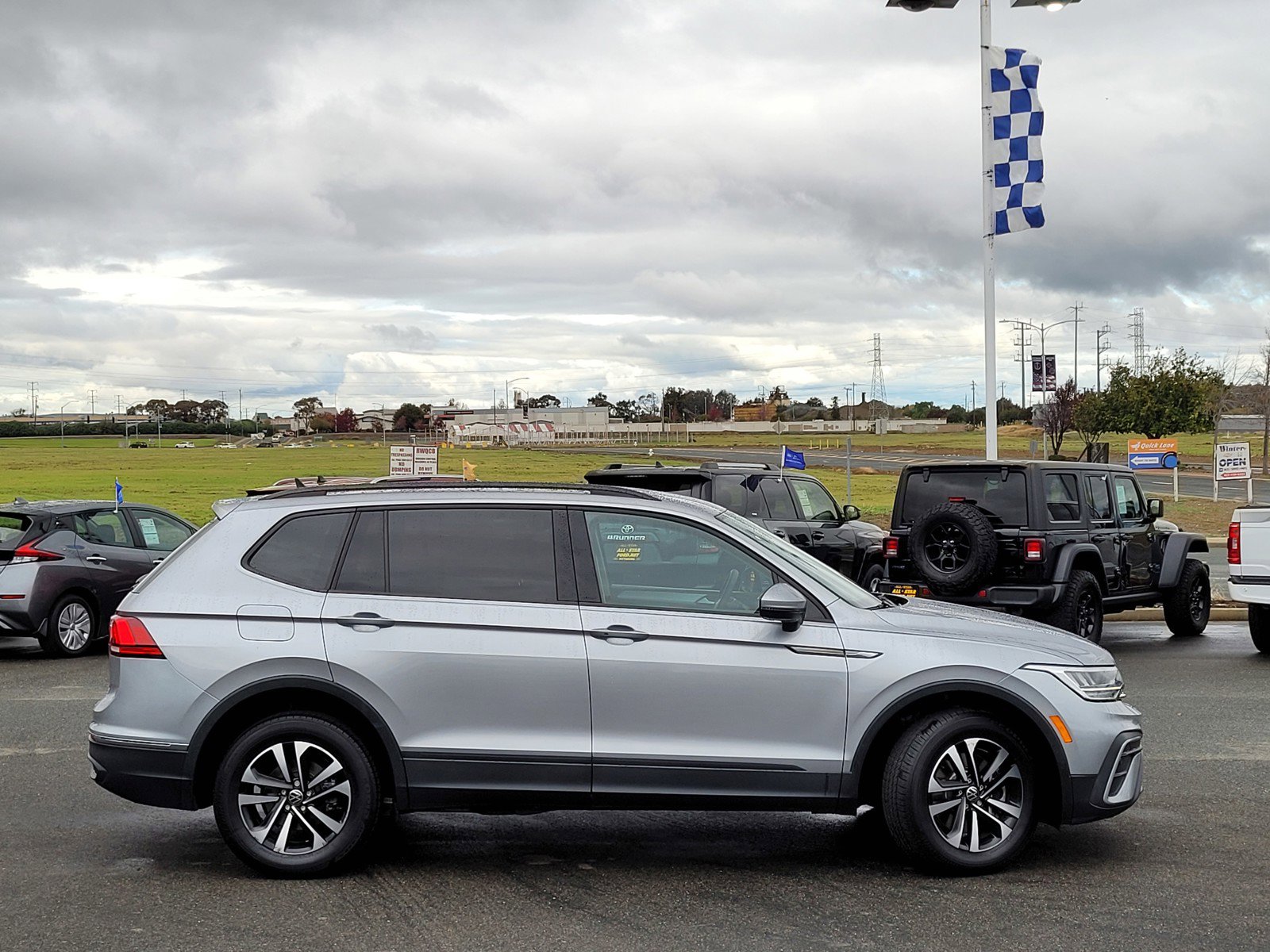 2022 Volkswagen Tiguan S photo 2