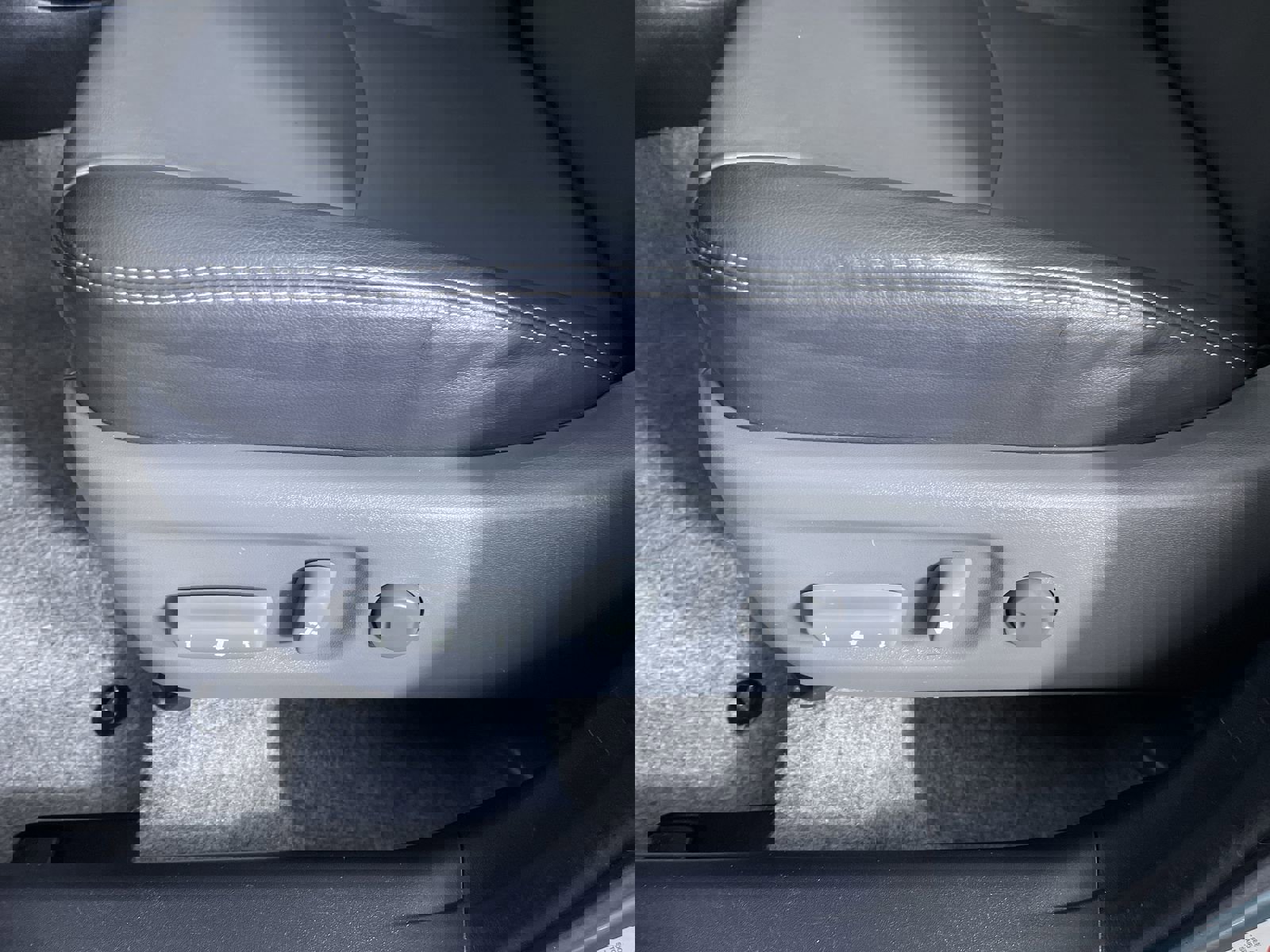 2015 Toyota Prius Four photo 11