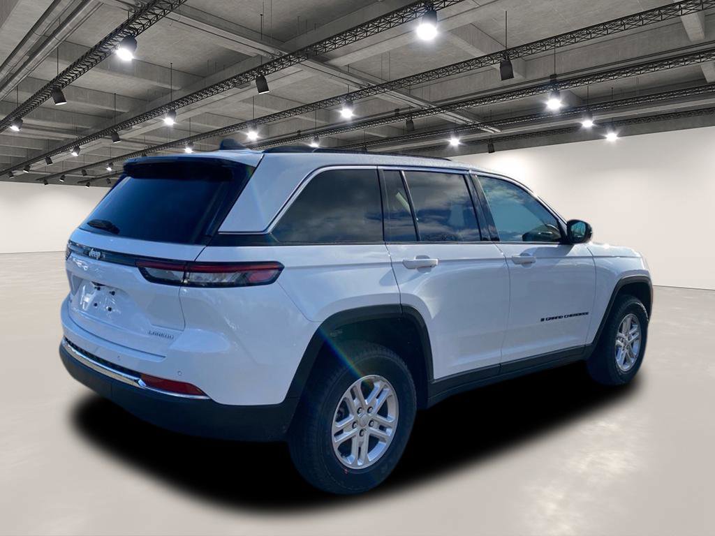 2025 Jeep Grand Cherokee Laredo photo 4