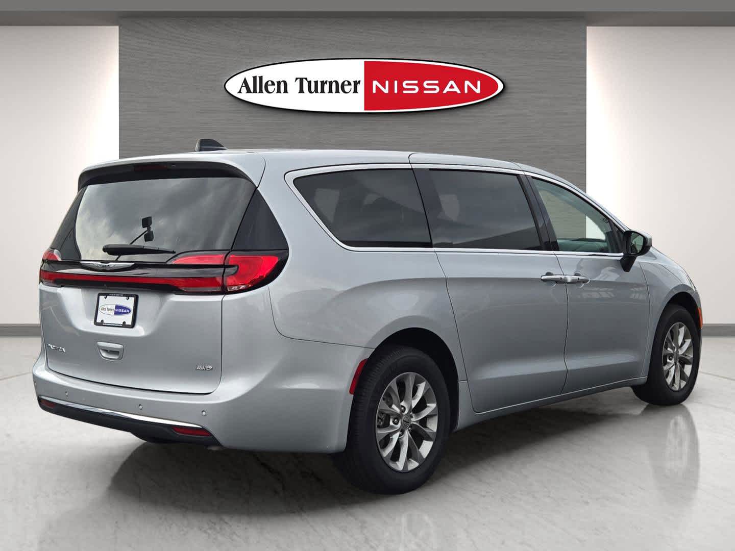 2023 Chrysler Pacifica Touring L photo 12