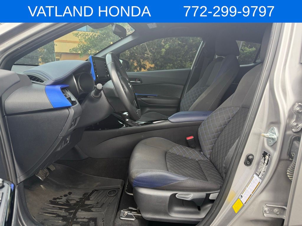 2020 Toyota C-HR XLE photo 25