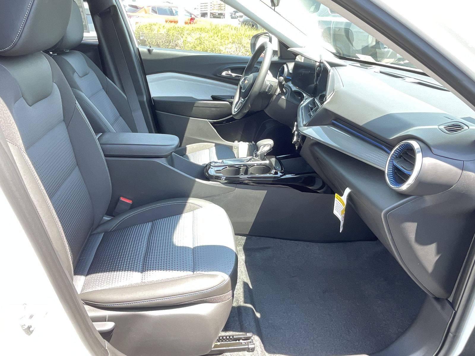 2025 Chevrolet Trax LT photo 25