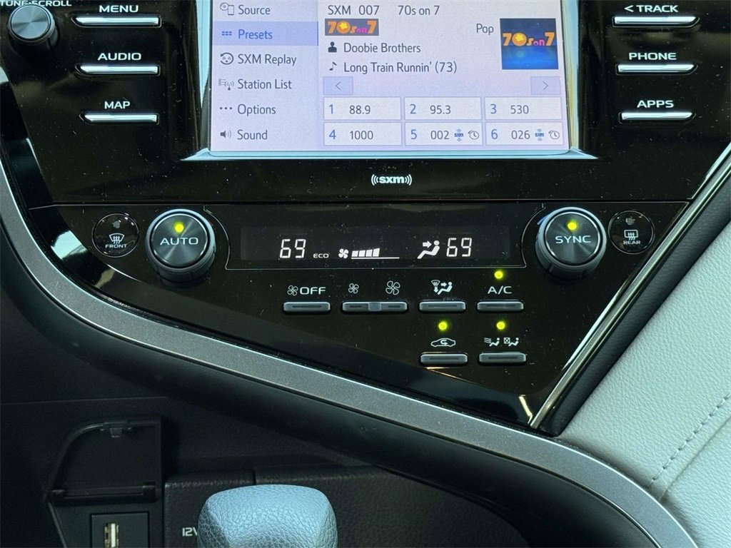 2020 Toyota Camry Hybrid LE photo 5