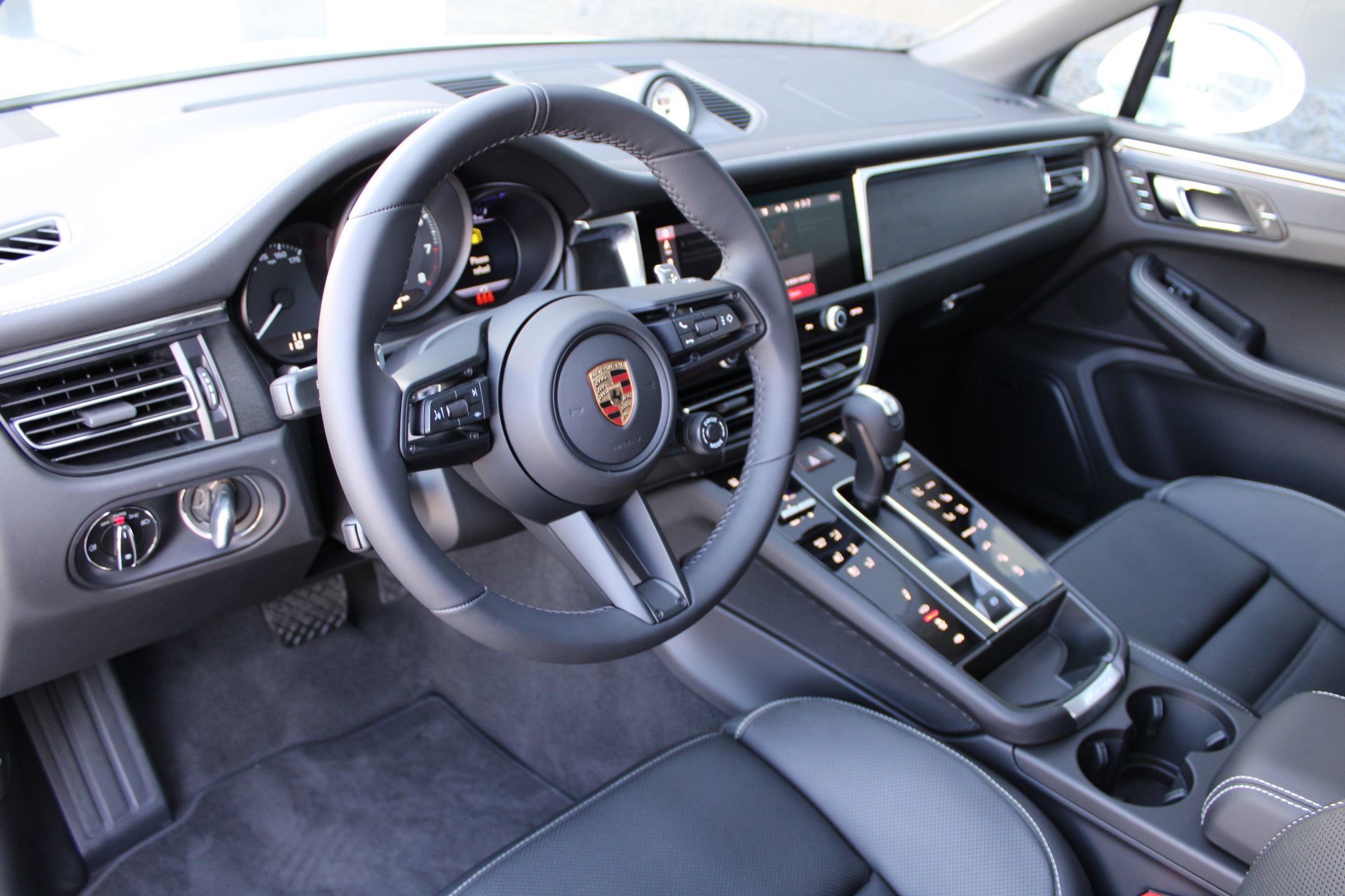 2026 Porsche Macan GTS photo 4