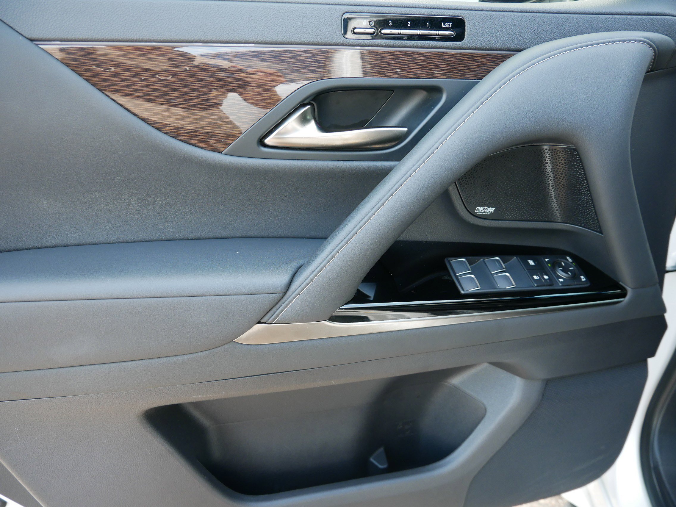 2023 Lexus LX 600 Ultra Luxury photo 2