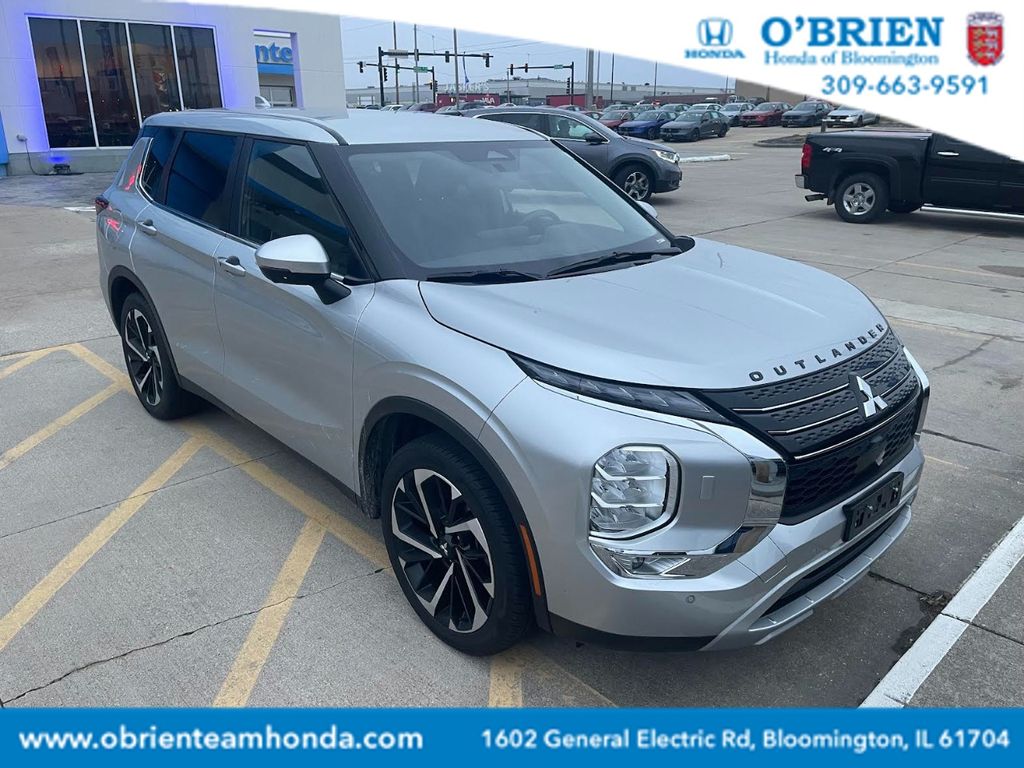 2022 Mitsubishi Outlander SE's photo