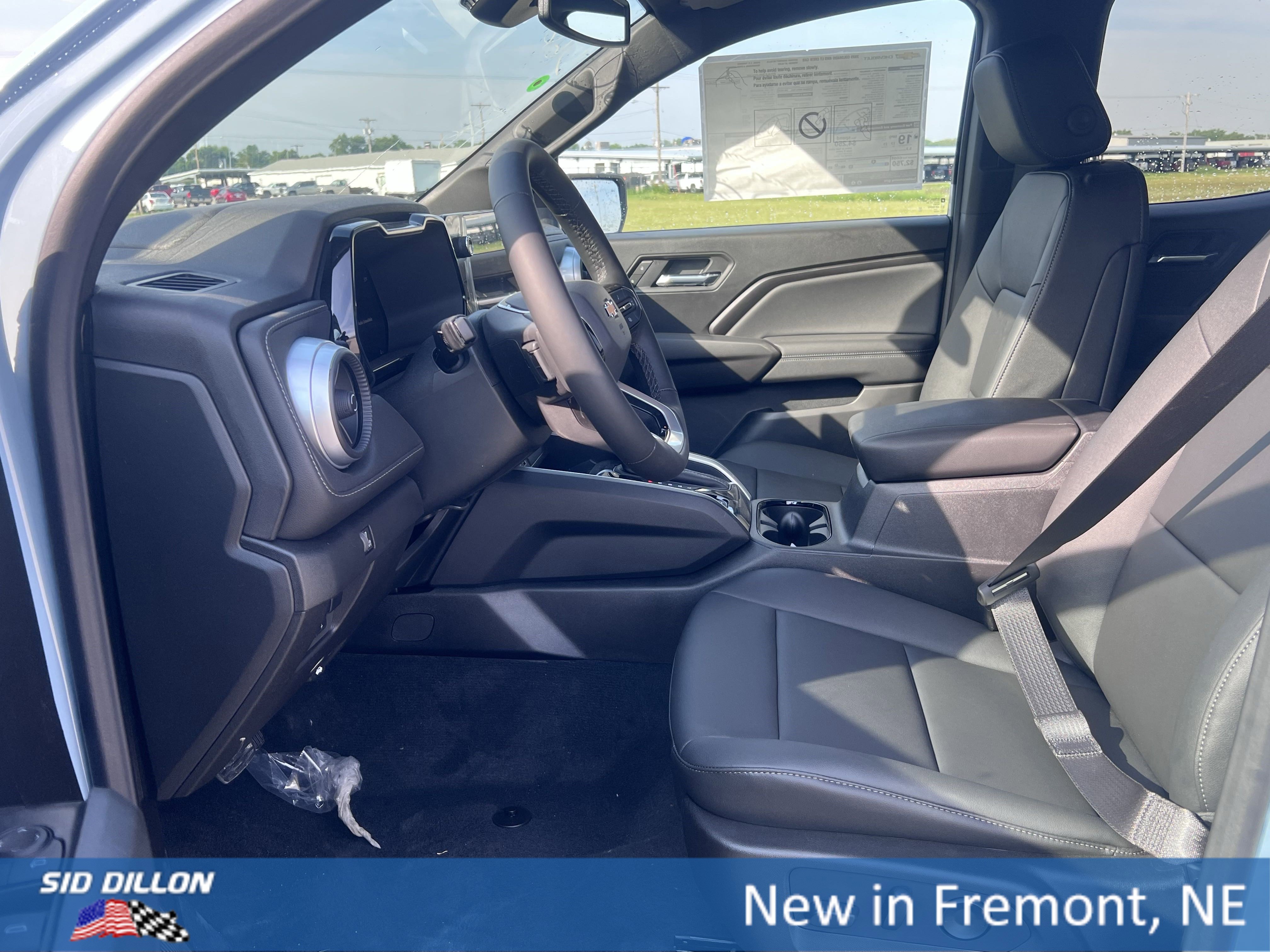 2025 Chevrolet Colorado Work Truck LT photo 3