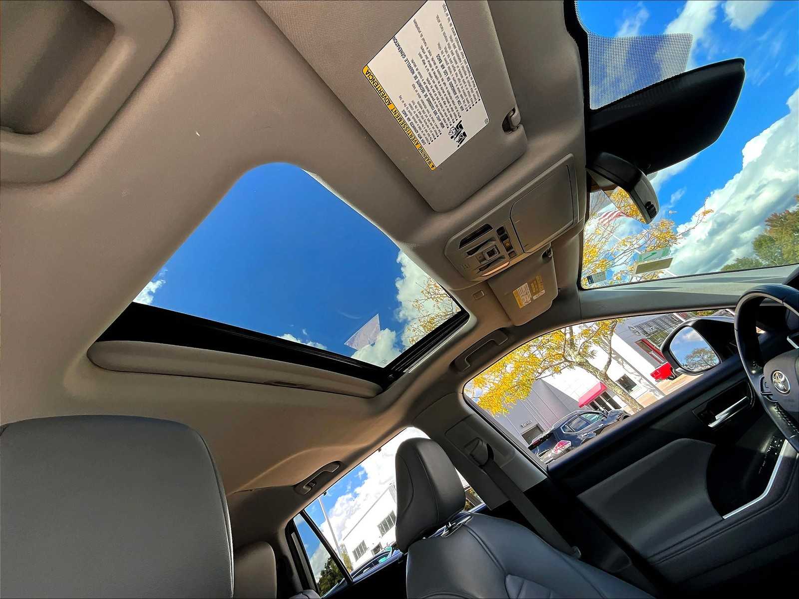 2021 Toyota Highlander XLE photo 22