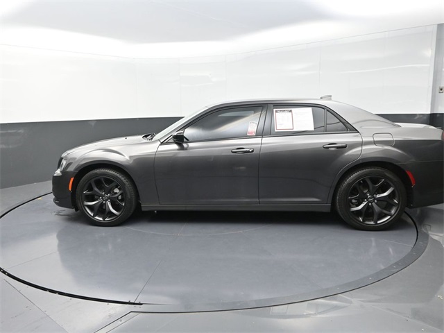 2023 Chrysler 300 Touring photo 2