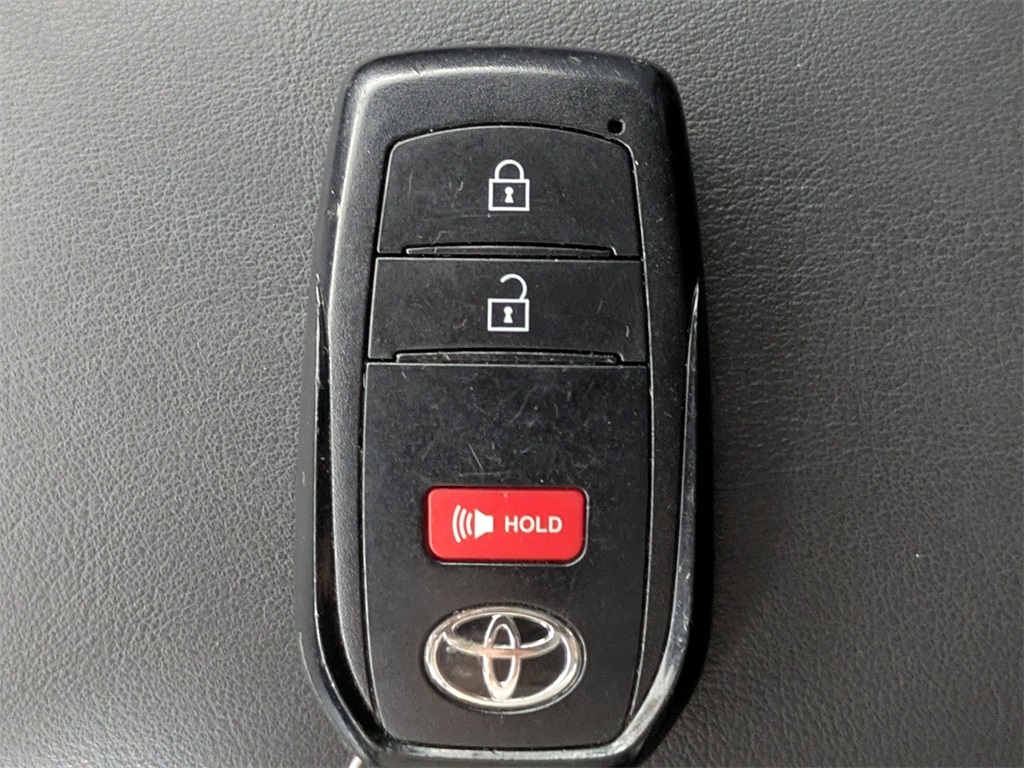 2023 Toyota Corolla Cross XLE photo 27