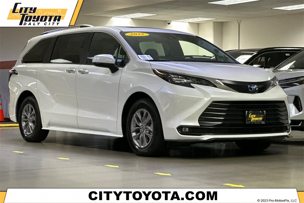2025 Toyota Sienna XLE's photo