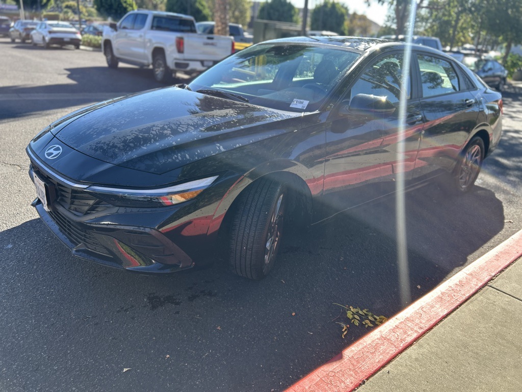 2024 Hyundai Elantra SEL photo 3