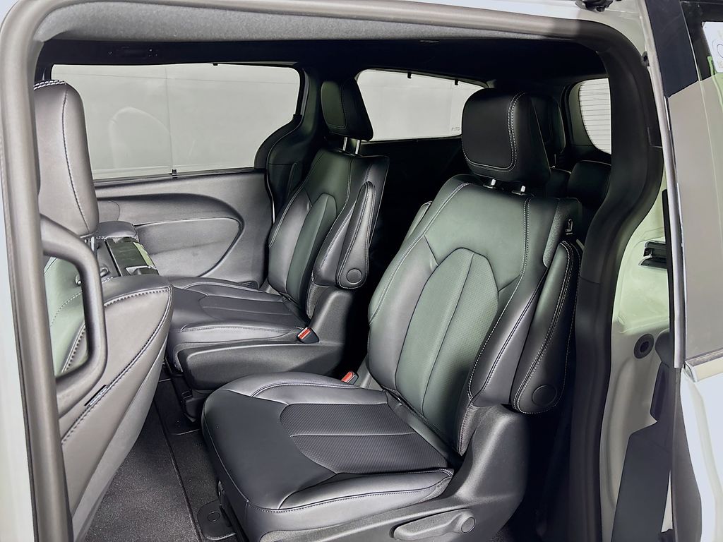 2025 Chrysler Pacifica Hybrid photo 18