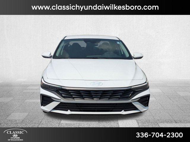 2025 Hyundai Elantra SE photo 3