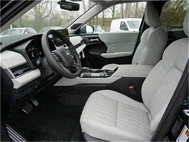 2025 Mitsubishi Outlander Platinum photo 4