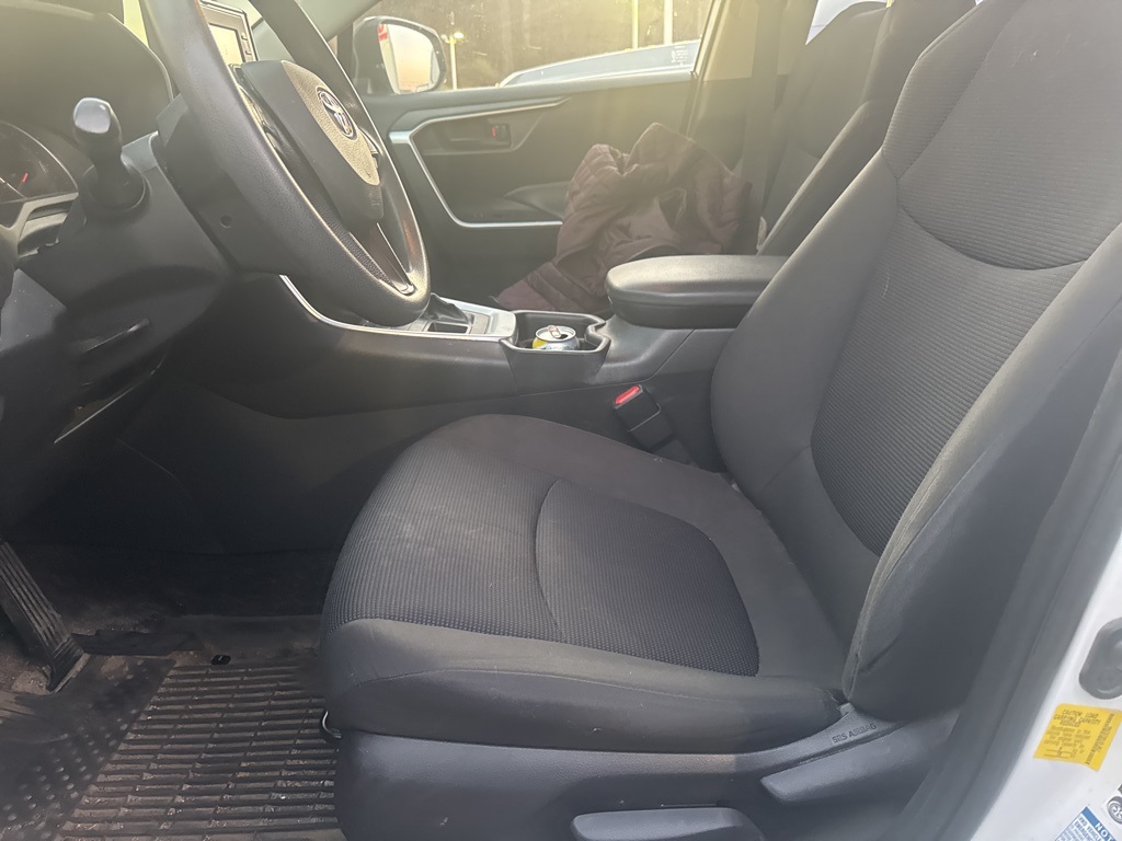 2019 Toyota RAV4 LE photo 2