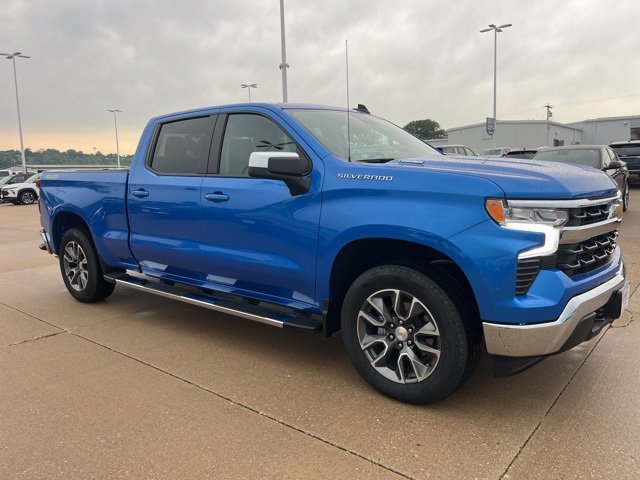 2025 Chevrolet Silverado 1500 LT photo 2