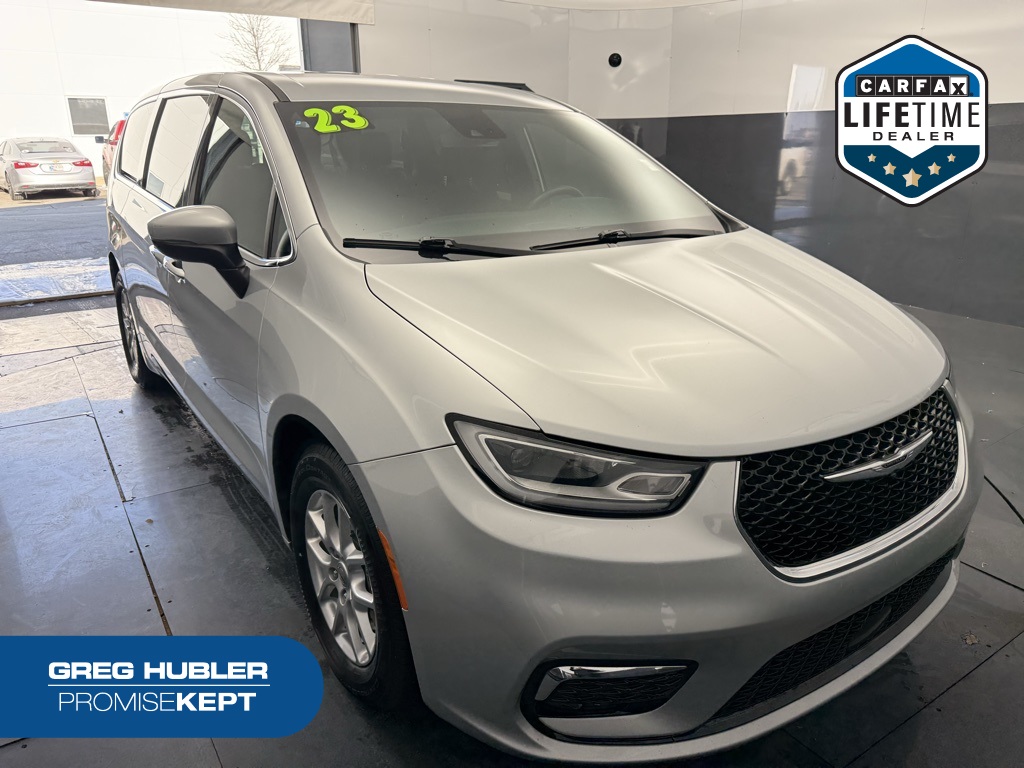 2023 Chrysler Pacifica Touring's photo