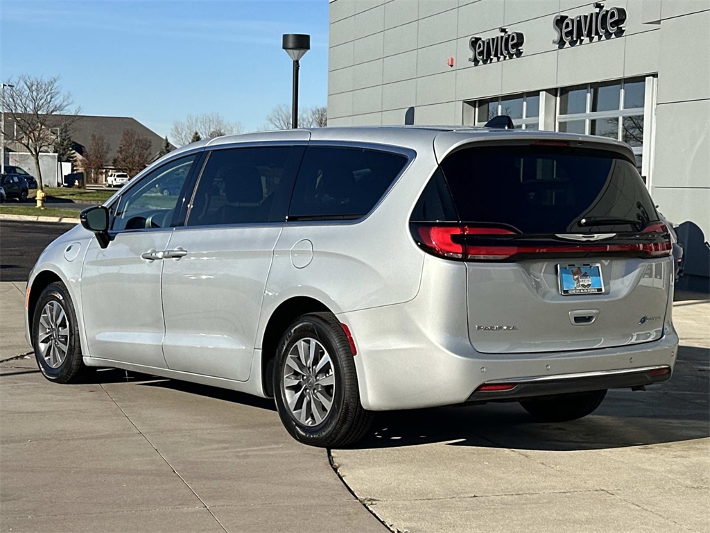 2024 Chrysler Pacifica Hybrid photo 4
