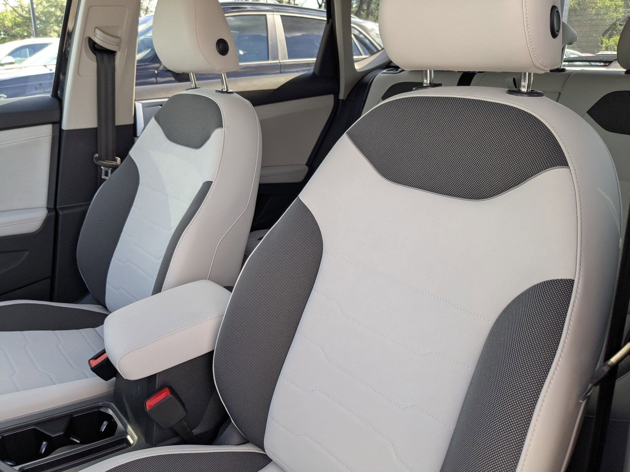 2025 Volkswagen Taos SE photo 3