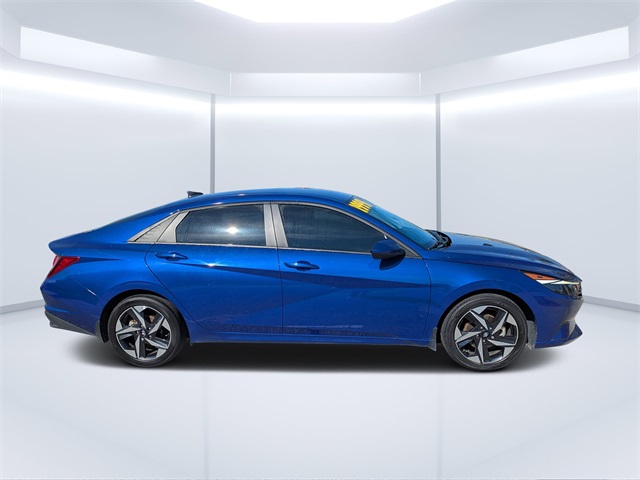 2023 Hyundai Elantra SEL photo 2
