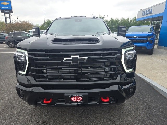 2025 Chevrolet Silverado 2500HD LT photo 2
